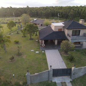 Residencia de Categoría en Bello Horizonte Sur: Confort, Naturaleza y Elegancia a pasos de la Playa
